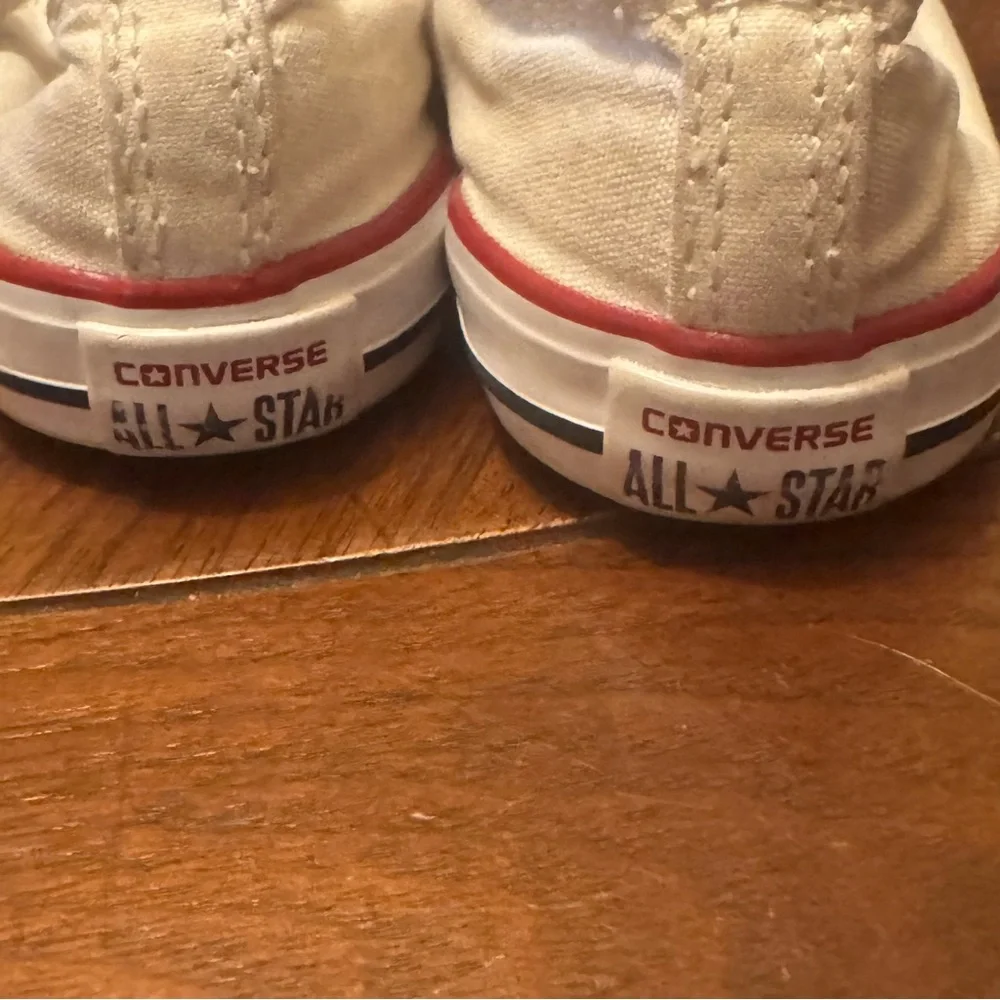 Converse Infant Low-Top Canvas Sneakers in Cream with Red Trim Size 5 Retro